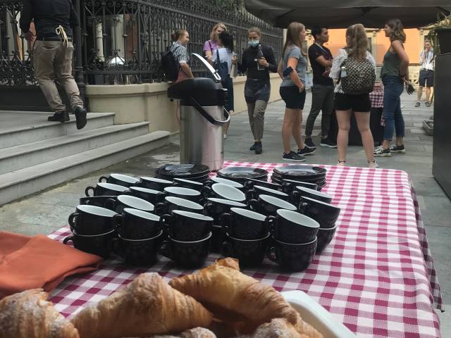 <p>Eu-HEM-Studierende beim Semesterstart mit italienischem Kaffee und Croissants. Foto: MCI</p>