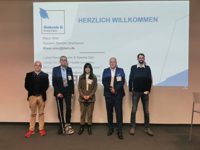 <p>Markus Sinn, Andreas Krampe, Alexandra Nier, Klaus Voss und Lukas Kerschbaumer (v.l.) bei der Präsentation des Projekts zur sozialraumorientierten Teilhabe auf der ConSozial in Nürnberg. Foto: Klaus Voss, Diakonie Rosenheim</p>