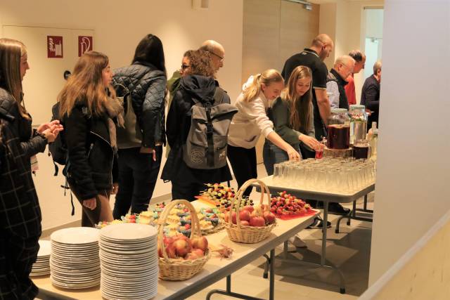 <p>Mittagspause mit regionalem Buffet von den heimischen Bäuerinnen. Foto: MCI/Harner.</p>