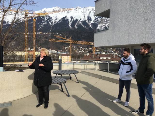 <p>Gerda Embacher, Quality Management NEUE HEIMAT TIROL, presents current building projects to the students. Photo: MCI</p>