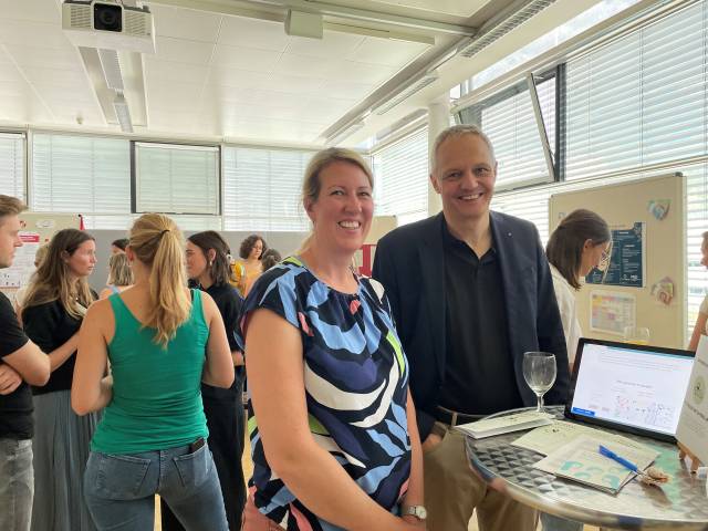 <p>Jolanda Baur, lecturer in the project semester, and Siegfried Walch, Head of department and lecturer at MCI, visiting the project fair. ©MCI</p>