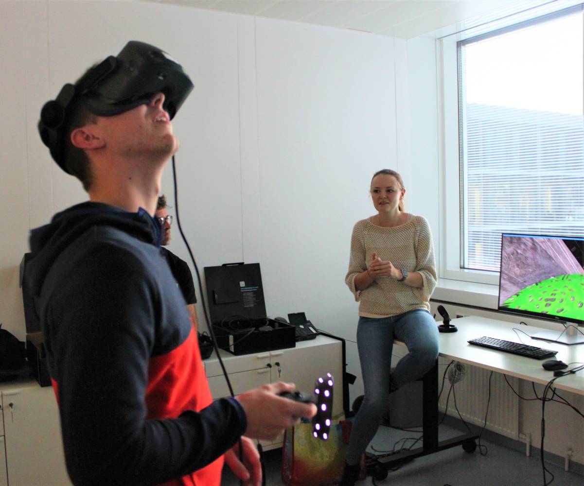 <p>In a VR simulation, they were also able to examine individual building elements in detail, trigger simple actions in the model and adopt different perspectives on the elements via the glasses. © MCI/Hofer</p>