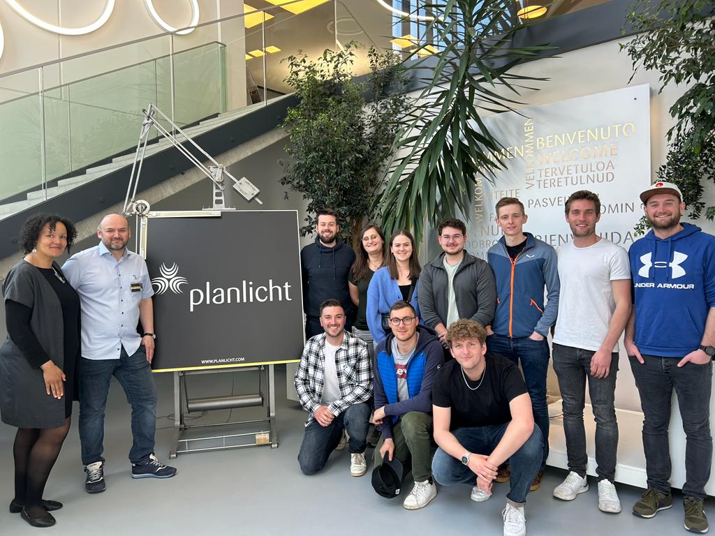 <p>Product Manager Andreas Mühlthaler and Human Centric Lighting expert Miriam Döhner gave the students a tour of the company's Vomp site. ©MCI/Öttl</p>