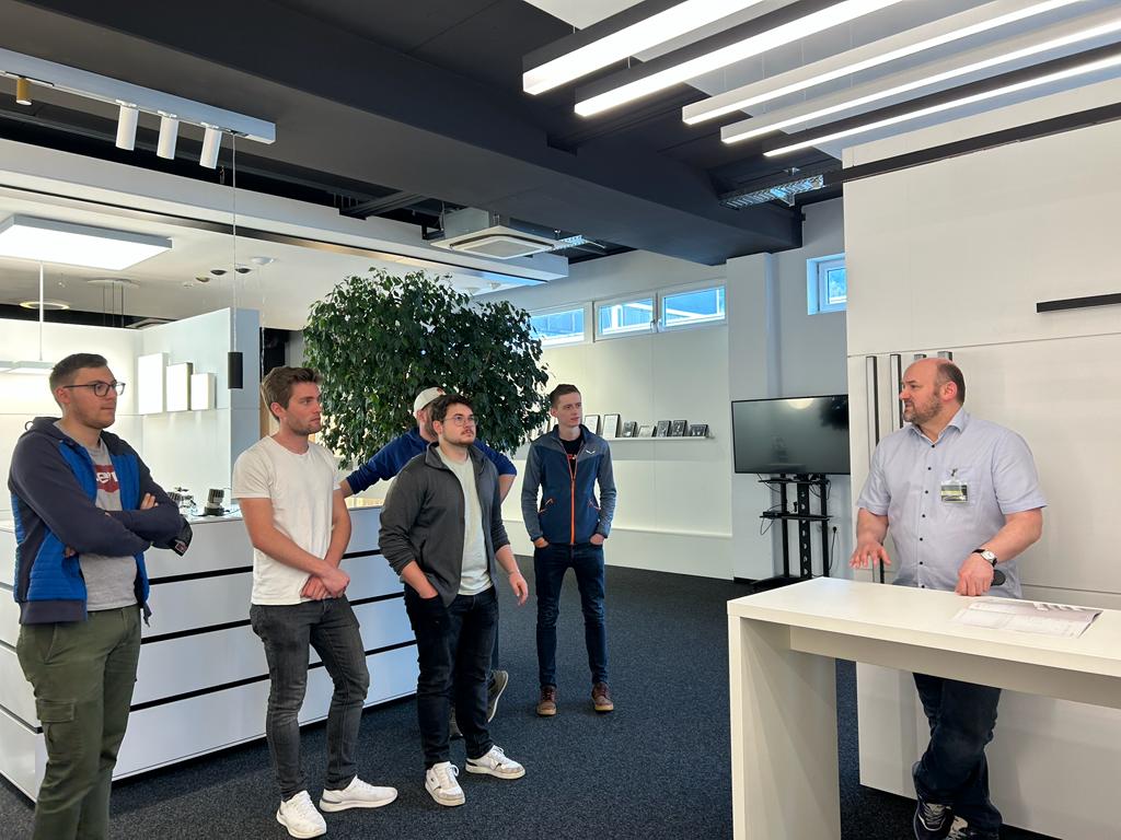 <p>Rounding off the tour of the in-house lighting laboratory, Andreas Mühlthaler went into further detail about the product developments of the family-owned company in the showroom. ©MCI/Öttl</p>