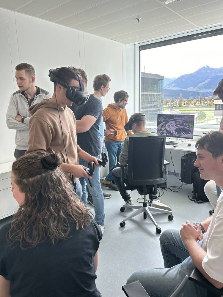 <p>In a VR simulation, they were also able to examine individual components in detail, trigger simple actions in the model and take on different perspectives of the elements using the glasses. ©MCI-Öttl</p>