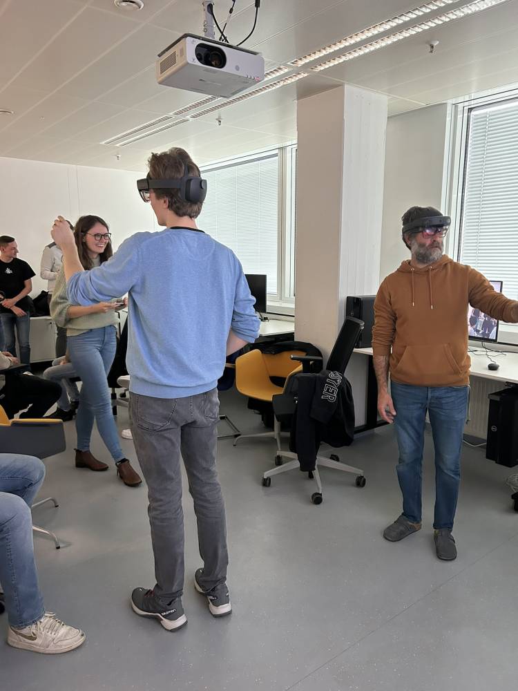 <p>Larissa Schneiderbauer and Markus Gantner (1st from right) introduced the students to AR and VR programs in their work area. © MCI-Öttl</p>