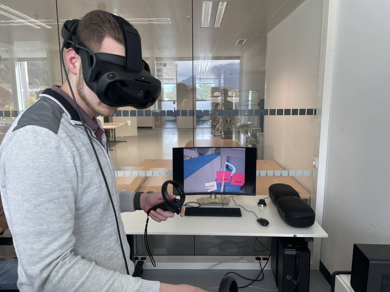 <p>Various perspectives and elements in the building visualisation - such as the temperature control - can be controlled and modulated using VR glasses. ©UIBK-Schneiderbauer</p>