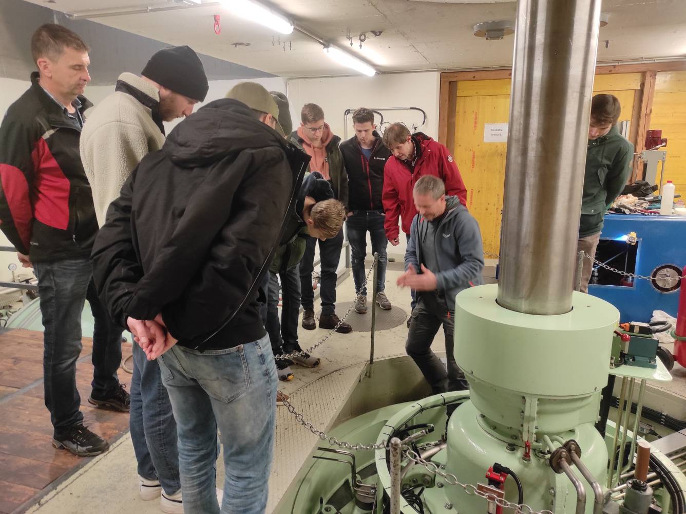 <p>The students were taken right into the centre of the turbine dynamics during the fully engaging tour. The turbine, which is currently shut down for maintenance work, could thus be viewed in detail – in working condition, the shaft (here in the picture: vertical column, located above the turbine) delivers an output of over 12,000 hp. Photo: © Sheptim Gashi</p>