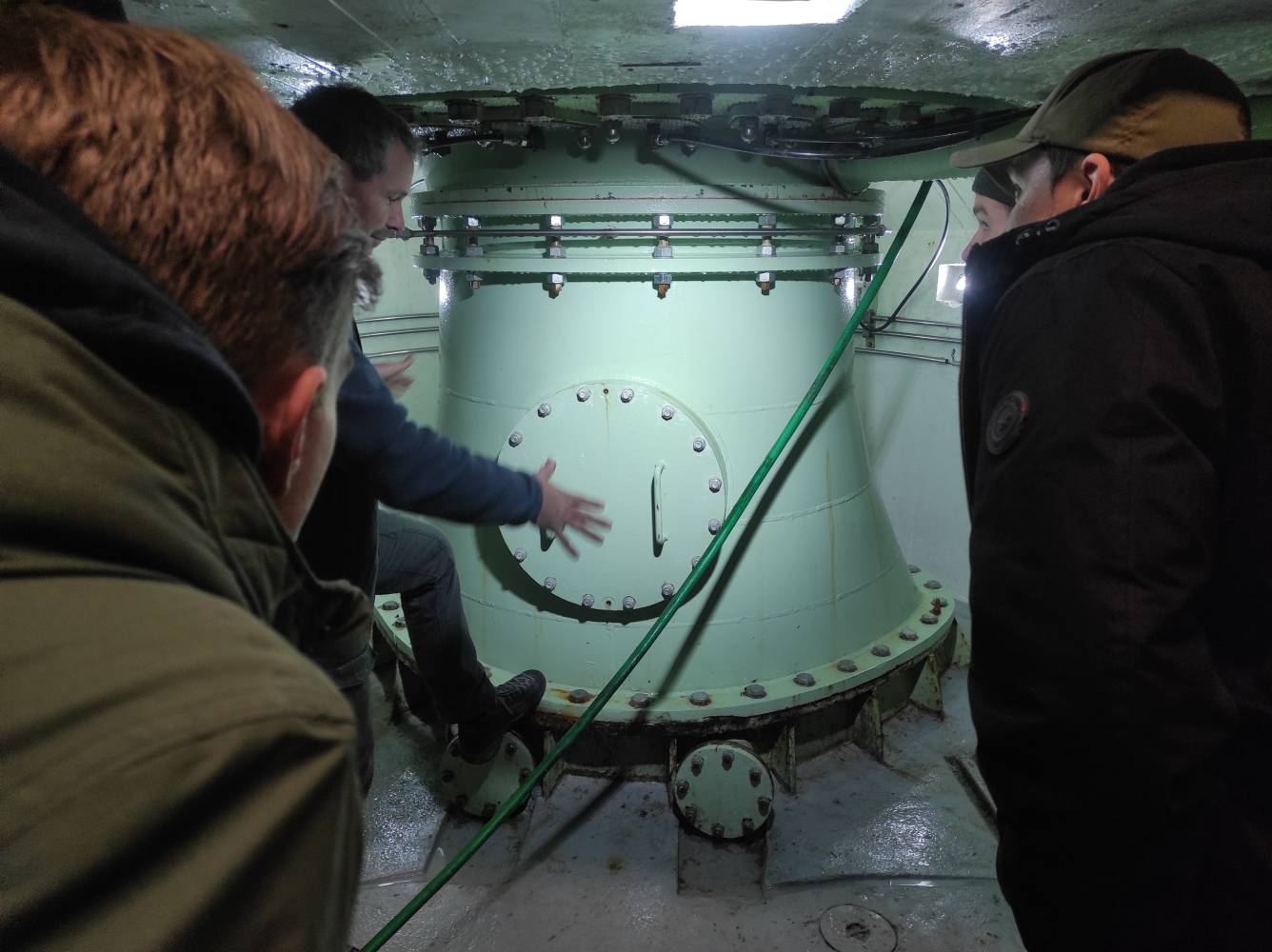 <p>The noise generated during normal operation of Francis turbines was demonstrated using a running turbine. Here, the principle of cavitation was explained to the students using a practical example: the static pressure falls below the vapour pressure (cavitation), so water evaporates at low temperatures, well below 100 degrees Celsius. Photo: © Shpetim Gashi</p>