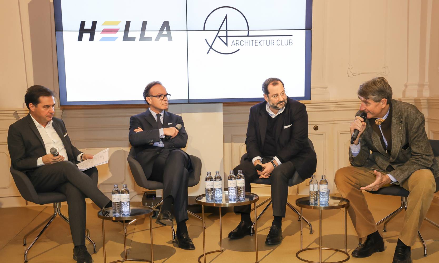 <p>The panellists debated the opportunities and challenges that the construction crisis offers for creative innovation. © HELLA</p>