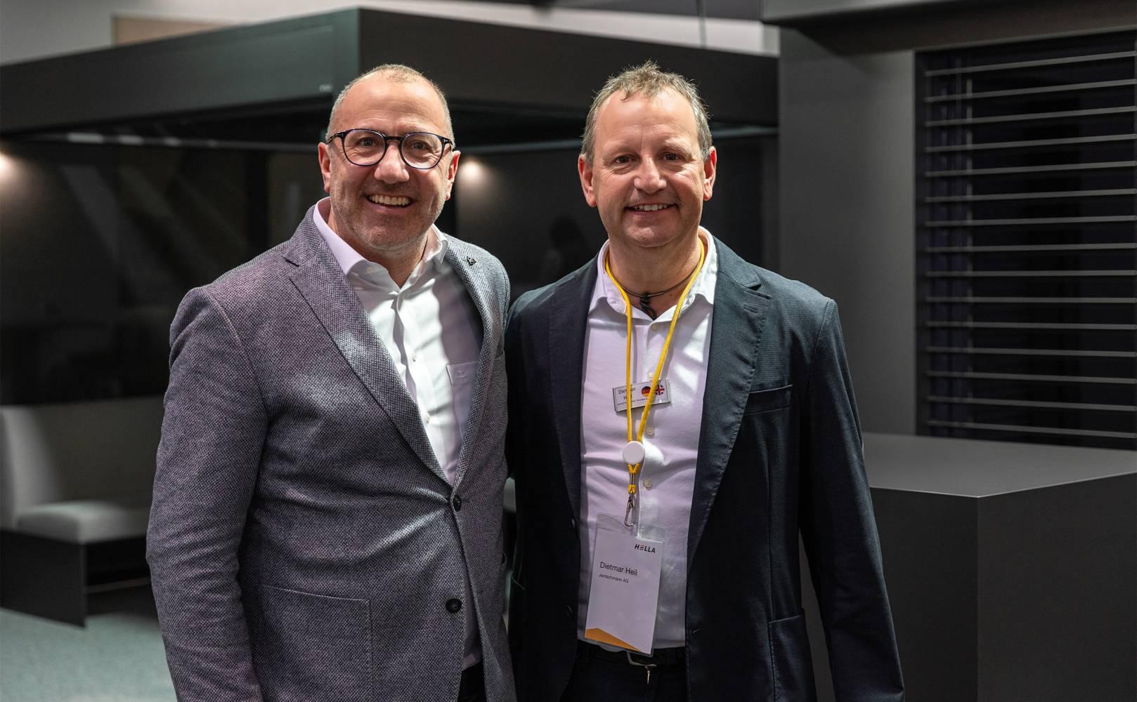 <p>v.l.n.r.: Andreas Kraler, geschäftsführender Gesellschafter der HELLA Gruppe und Dietmar Heil, Inhaber von Gluetex und Jentschmann, beim exklusiven Presse-Event bei der Weltleitmesse R+T in Stuttgart. © HELLA</p>