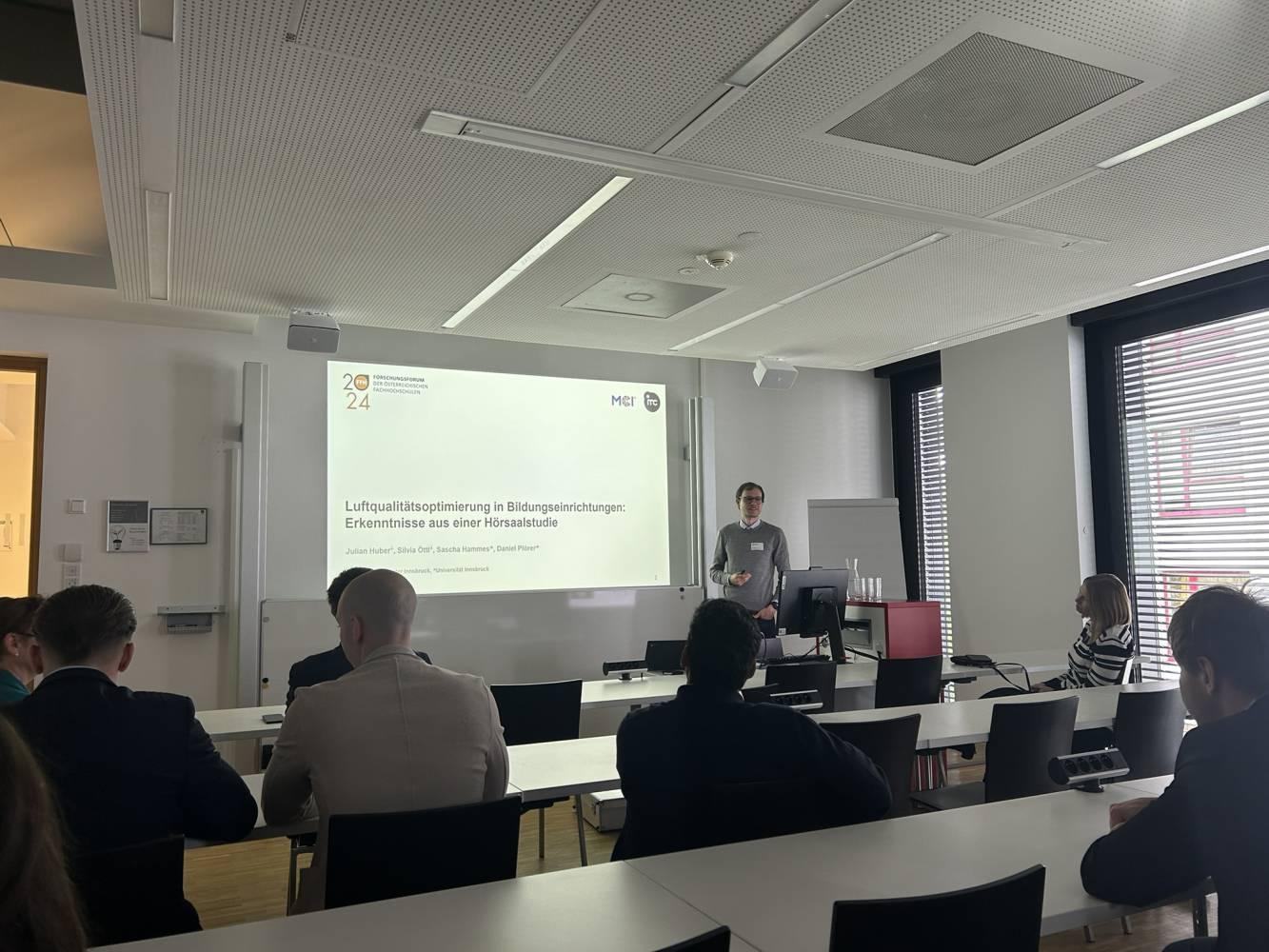 <p>Smart ventilation of buildings: SBT lecturer Julian Huber presented the results of the lecture hall study on air quality optimization on behalf of the project team. Photo: © MCI</p>