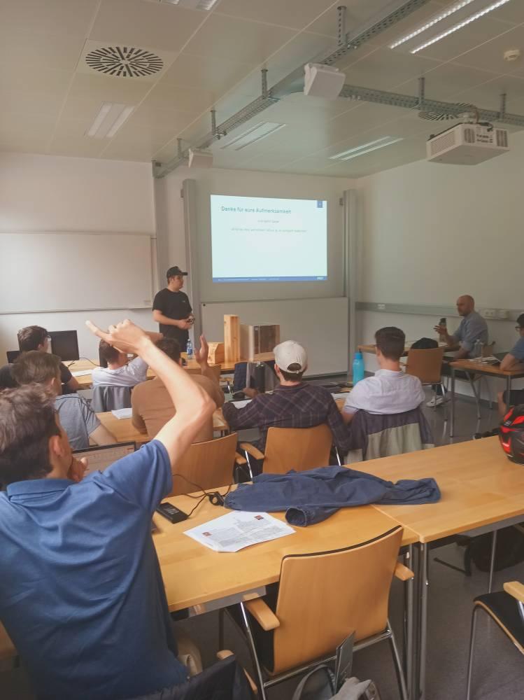 <p>The commitment to the lecture was rewarded with numerous requests to speak and interested questions - Chair Robert Kühnst was pleased with the lively questions from fellow students about the building physics aspects and construction variants in timber construction presented. © MCI/Hofer</p>