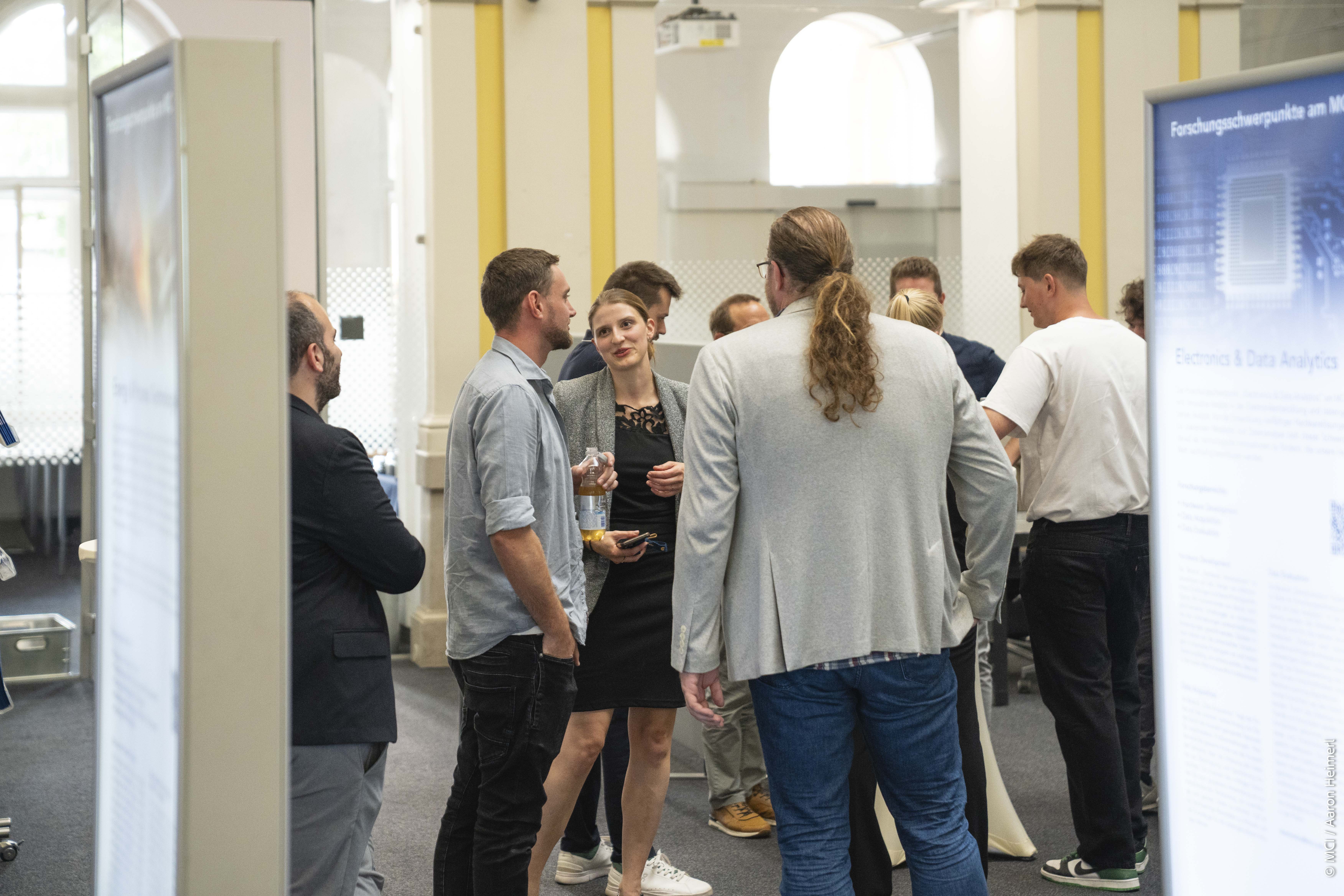 <p>Im Anschluss an die Grußworte luden Snack- und Getränkebuffet zur entspannten Gesprächsatmosphäre ins Foyer des MCI Campus Technologie & Life Sciences. ©MCI / Heimerl</p>