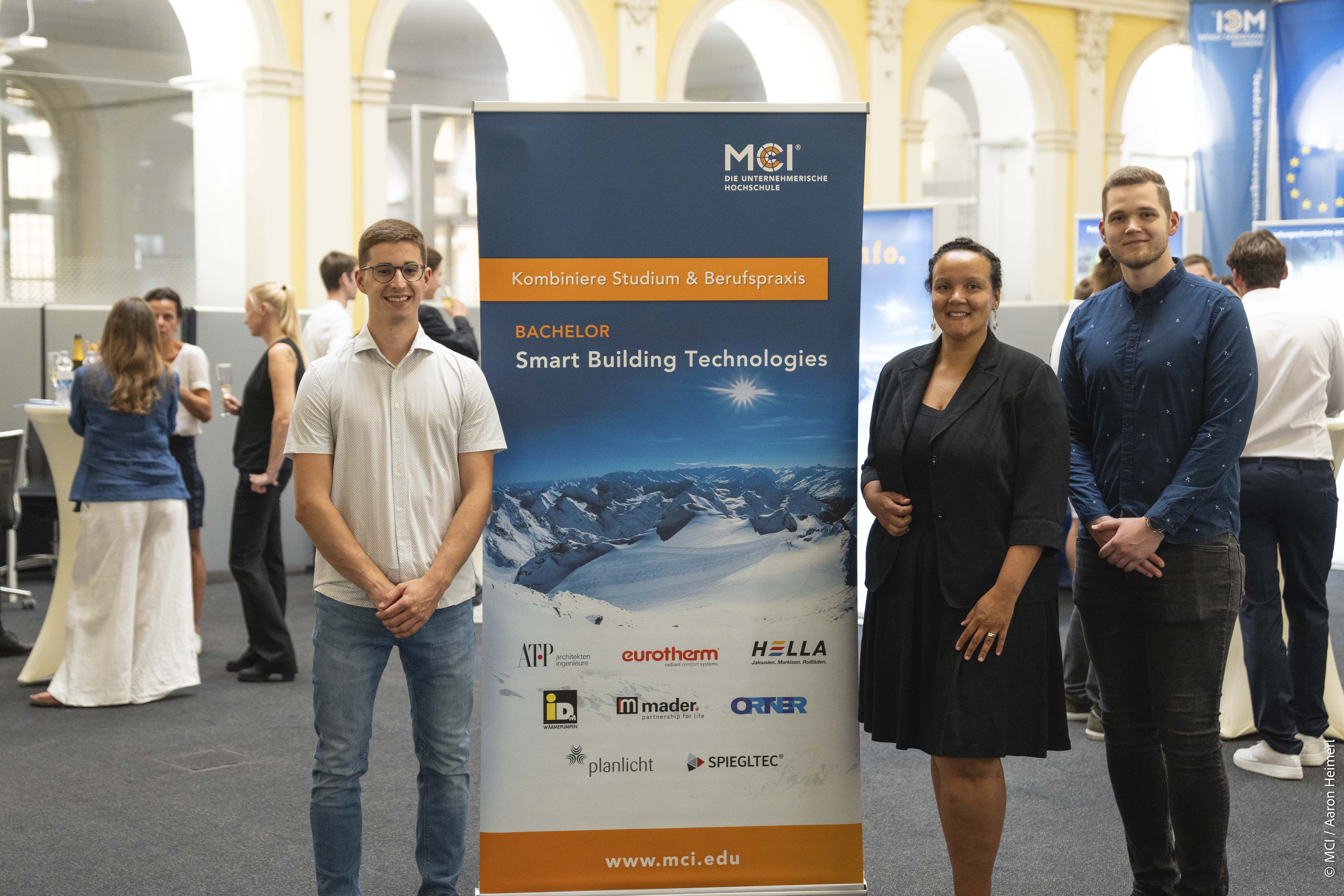 <p>Human Centric Lighting expert Miriam Döhner (2nd from right) was delighted to welcome 11 new students in Smart Building Technologies, together with Hannes Pöder (cohort of 2022, 1st from left) and Peter Hornich (cohort of 2023, 1st from right), dual students working at <strong>planlicht</strong>. ©MCI / Heimerl</p>