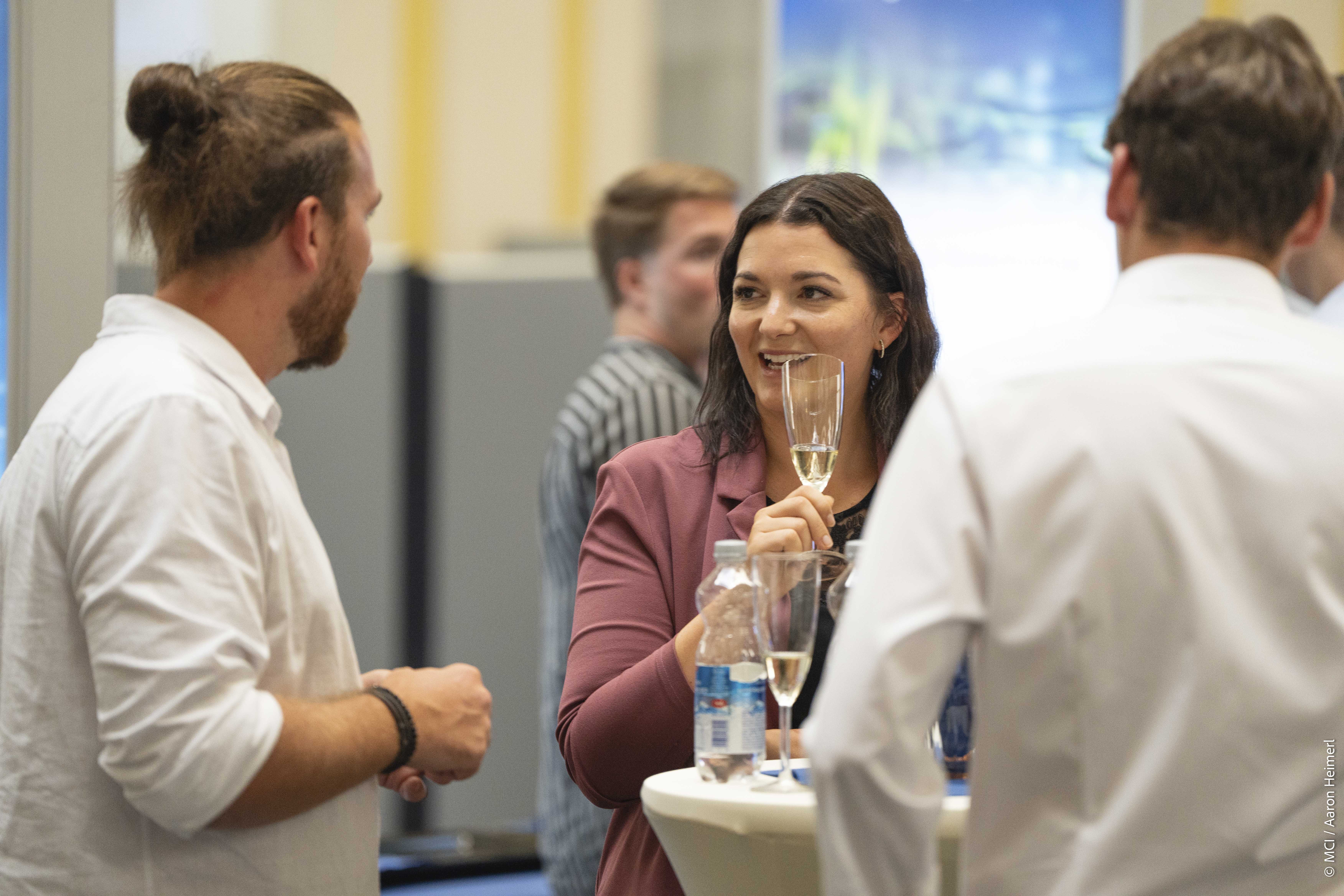 <p>Im Anschluss an die Grußworte luden Snack- und Getränkebuffet zur entspannten Gesprächsatmosphäre ins Foyer des MCI Campus Technologie & Life Sciences. ©MCI / Heimerl</p>