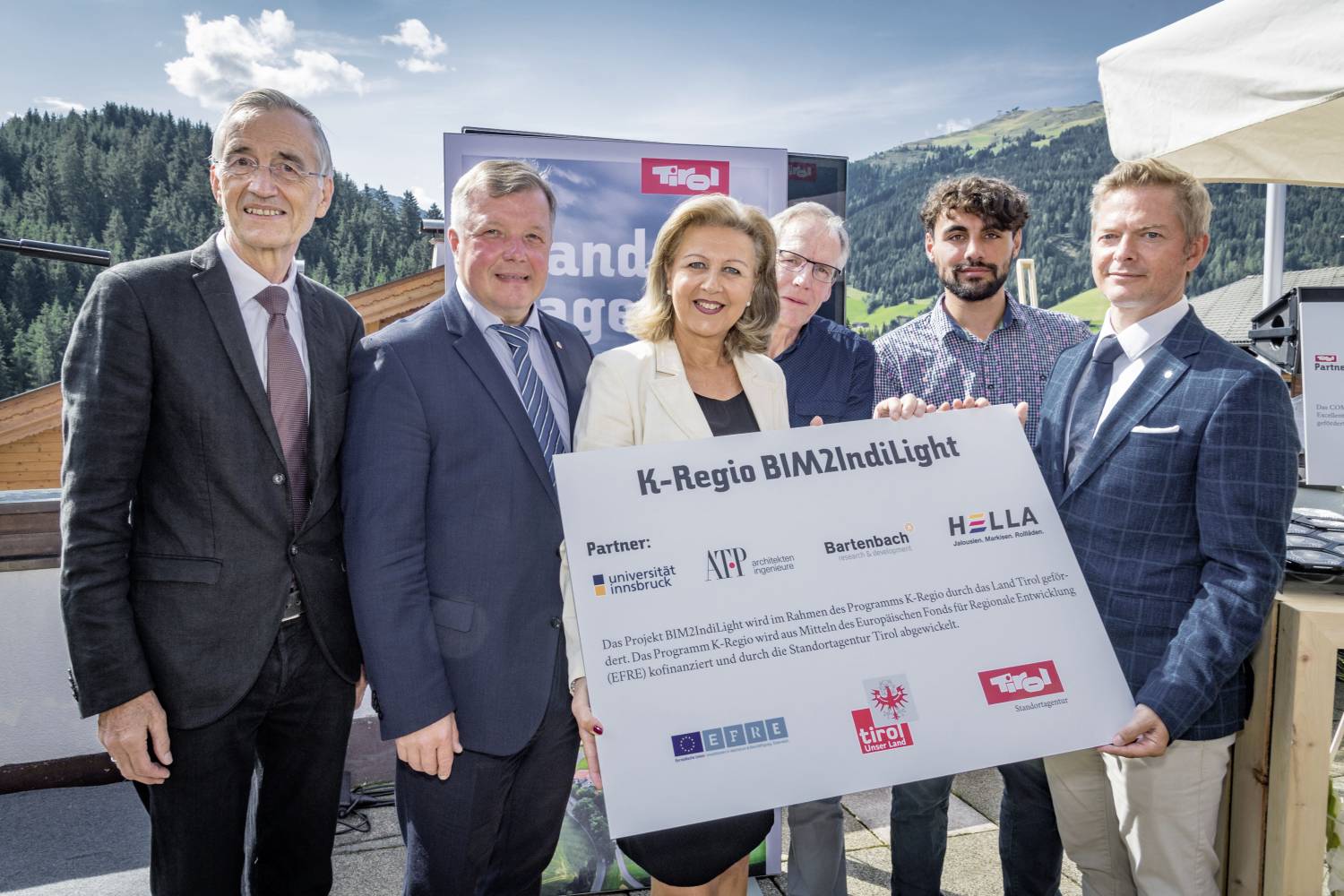 Via EFRE K-Regio BIM2IndiLight soll die Optimierung von Tages- und Kunstlicht in neuen Bauten Klima schützen und Wohnqualität steigern – von links nach rechts: Rektor Tilmann Märk (Universität Innsbruck), Landesrat (LR) von Tirol Bernhard Tilg, Landesrätin (LRin) von Tirol Patrizia Zoller-Frischauf, Wilfried Pohl (Bartenbach), Josef Miller (Universität Innsbruck) und Martin Lukasser (ATP architekten ingenieure). Foto: AV-media production