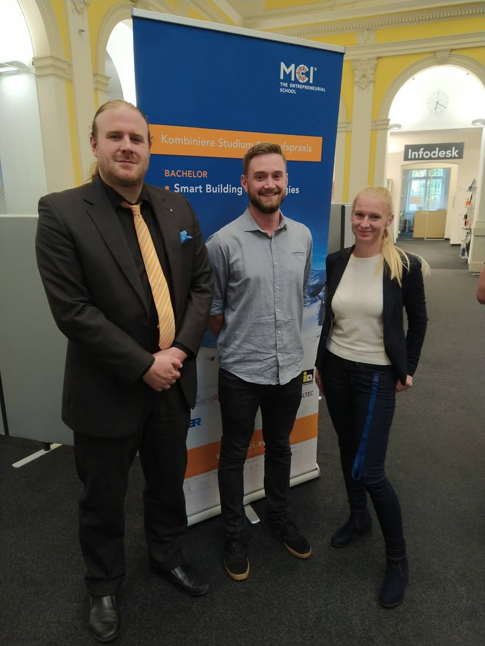 <p>Tobias Schneider was welcomed by study program director Werner Stadlmayr and Silvia Öttl, senior lecturer, on behalf of HELLA – Sonnen- und Wetterschutztechnik GmbH. Photo: MCI-Hofer</p>