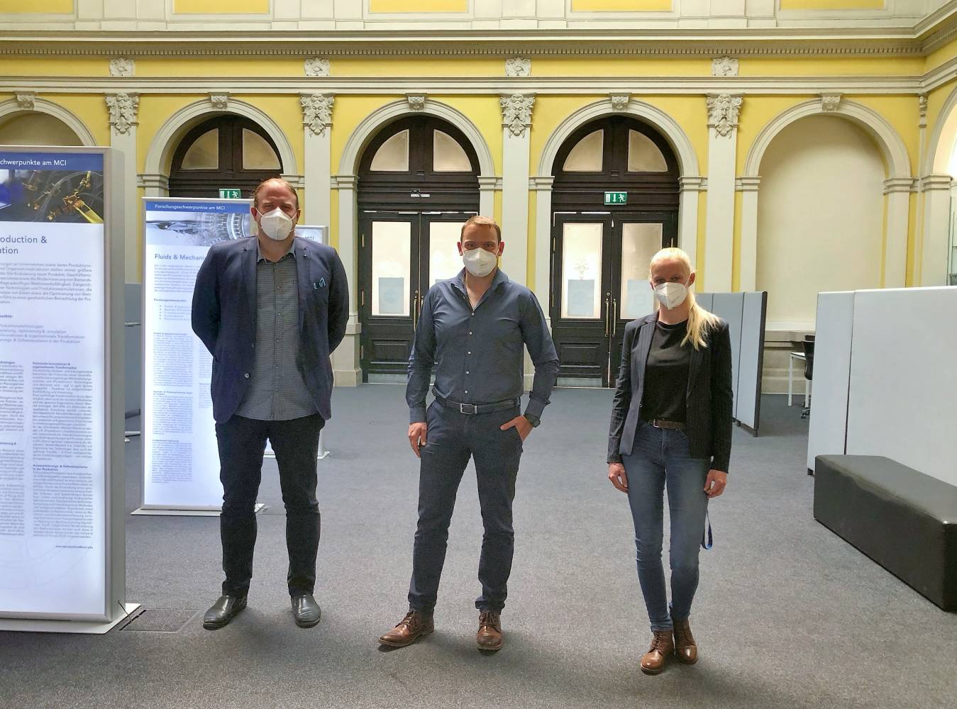 From left to right: Werner Stadlmayr (Head of Studies), Michael Reinalter (Mader Brixen), Silvia Öttl (Lecturer). ©MCI_Niederseer