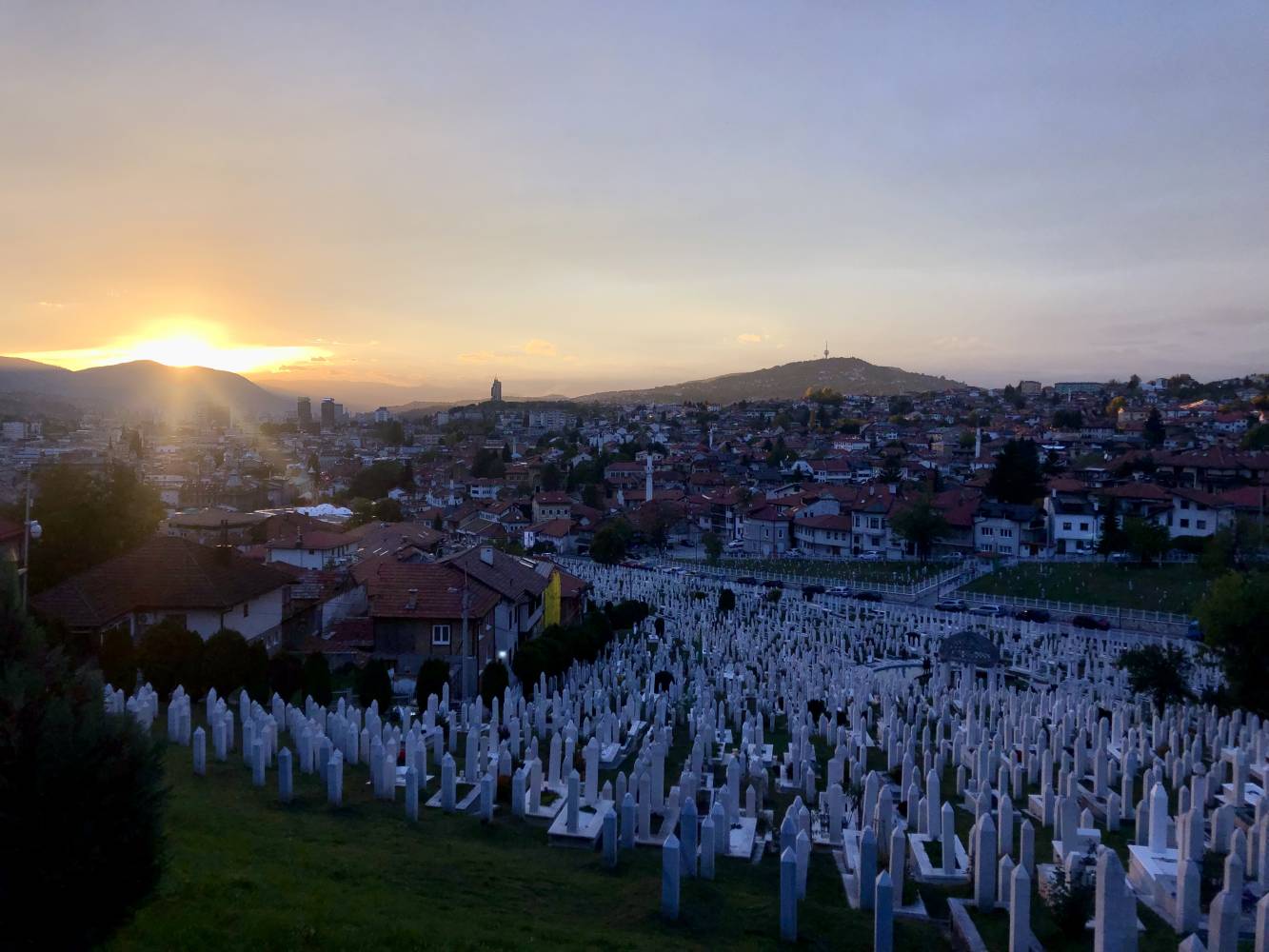 <p>Sonnenuntergang über Sarajewo mit Blick auf muslimischen Friedhof. ©Ana Desnica</p>