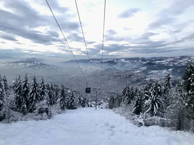 <p>Seilbahn, die das Stadtzentrum Sarajewos mit dem Hausberg Trebević verbindet. ©Ana Desnica</p>