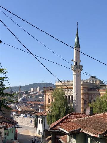 <p>Blick auf das ehemalige Rathaus und Sitz der Nationalbibliothek; wurde während der Belagerung Sarajewos (1992-1995) schwer beschädigt, wobei mehr als 2 Mio. Bücher verbrannten. ©Ana Desnica</p>