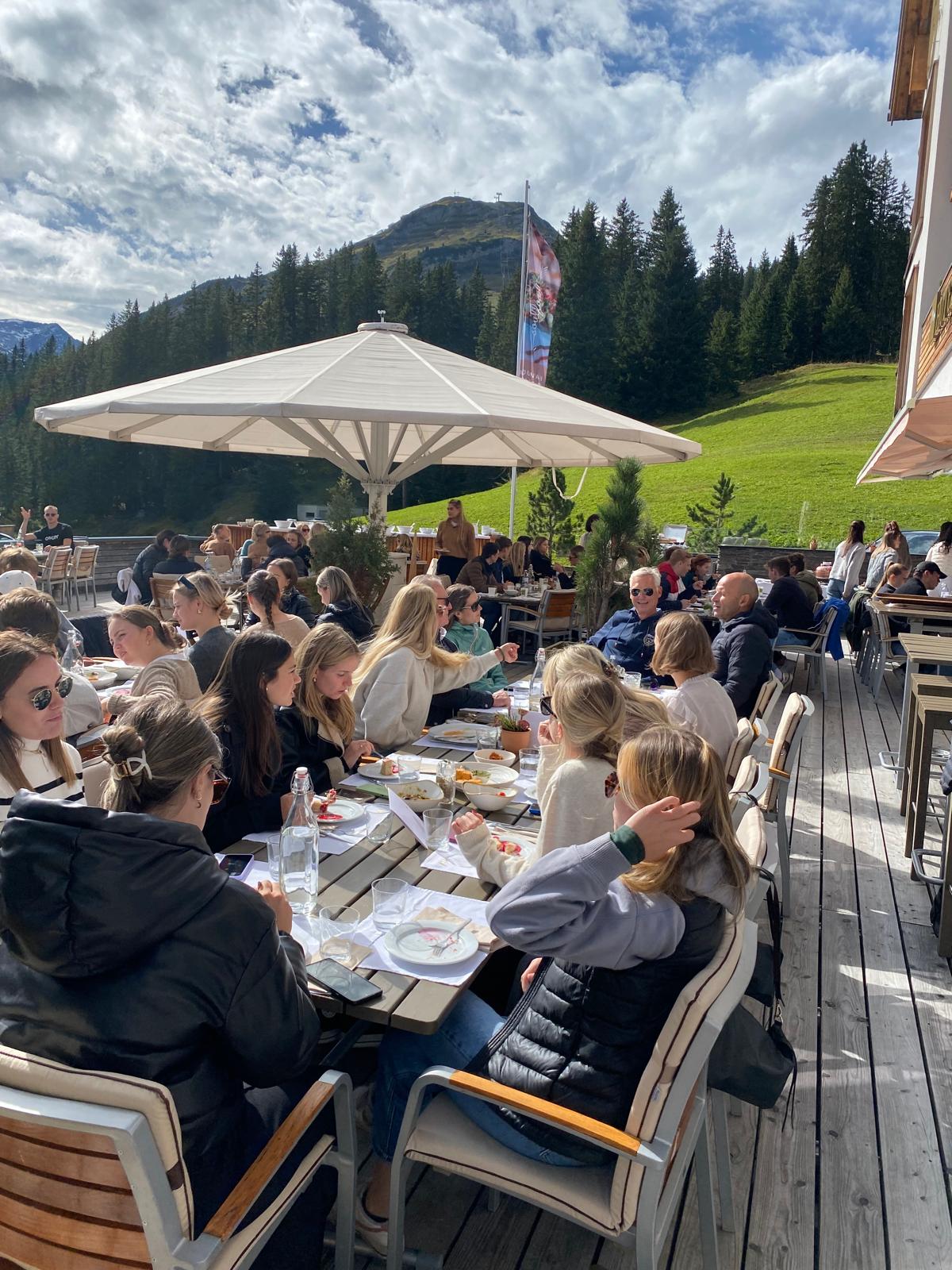 <p>Essen auf der Terrasse ©MCI</p>