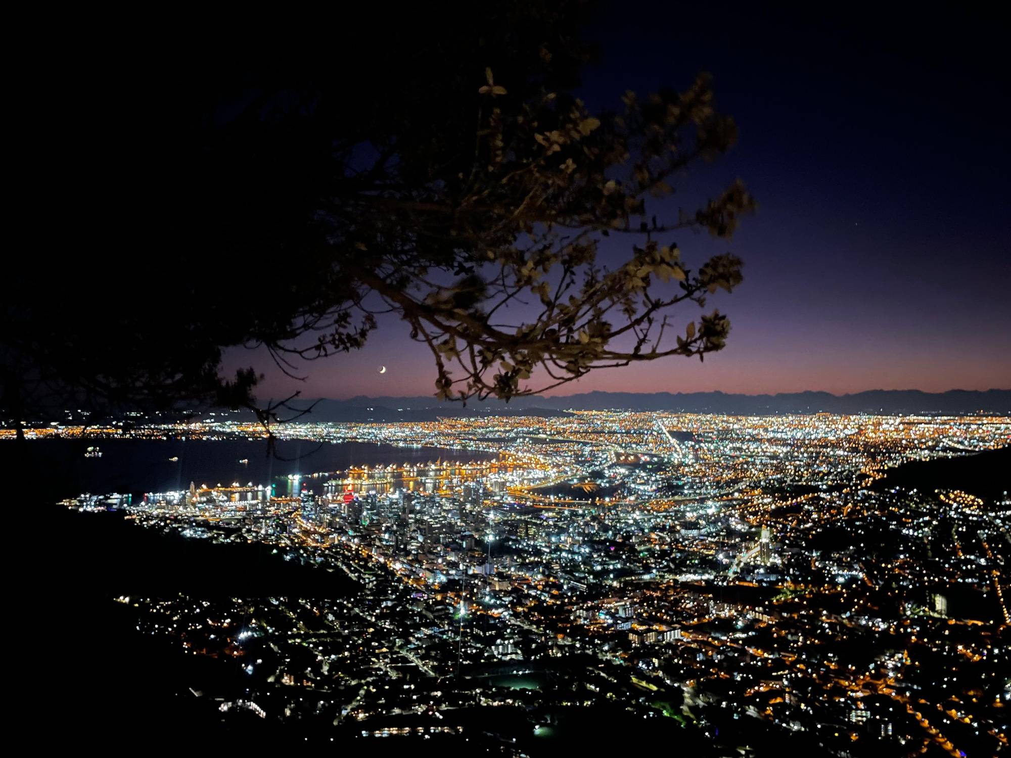 <p>Despite a packed study schedule, weven hiked up Lion’s Head to watch a spectacular sunrise! © Conrardy</p>