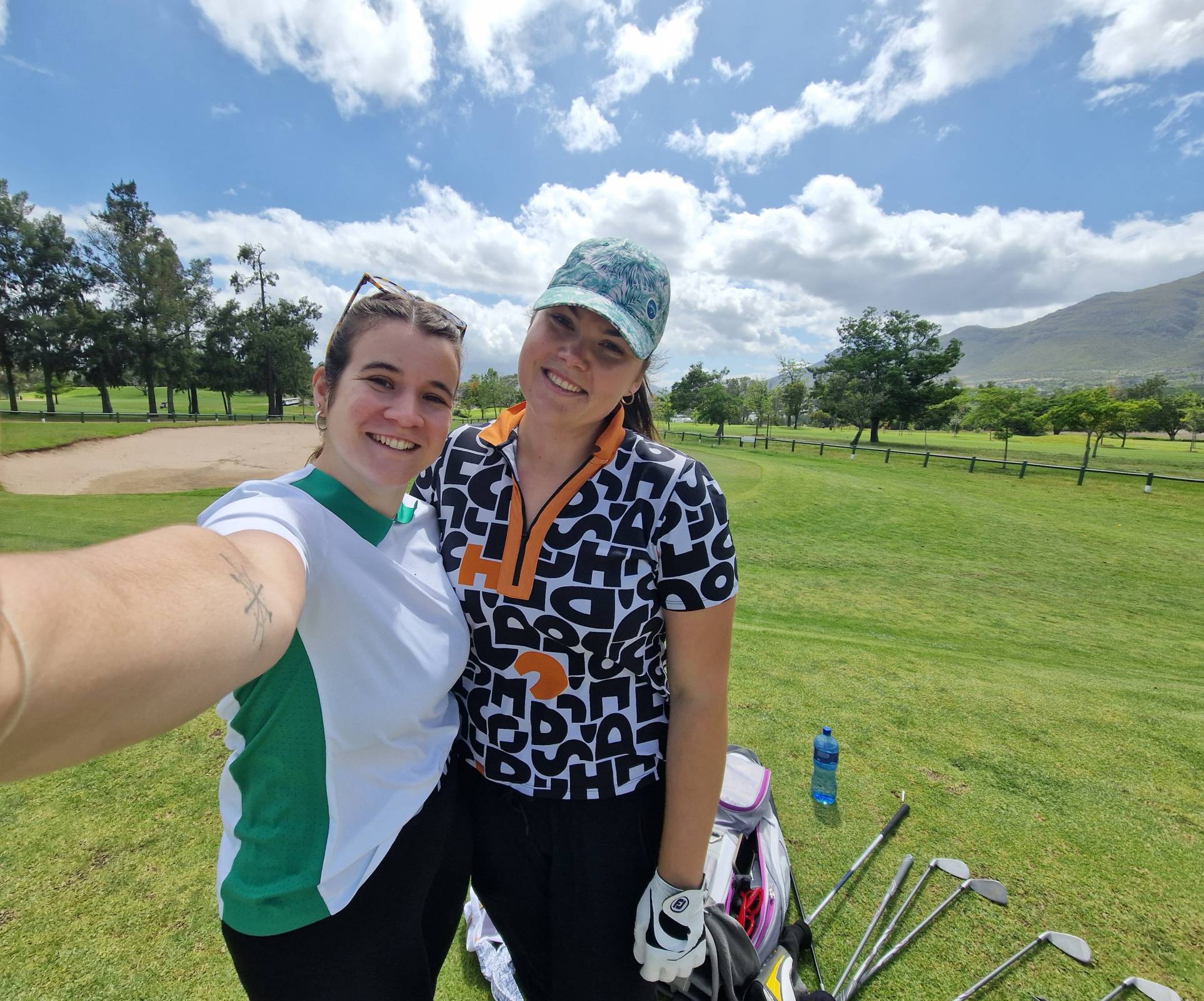 <p>Elly, who plays golf at home, couldn't resist practicing here in South Africa. © Conrardy</p>