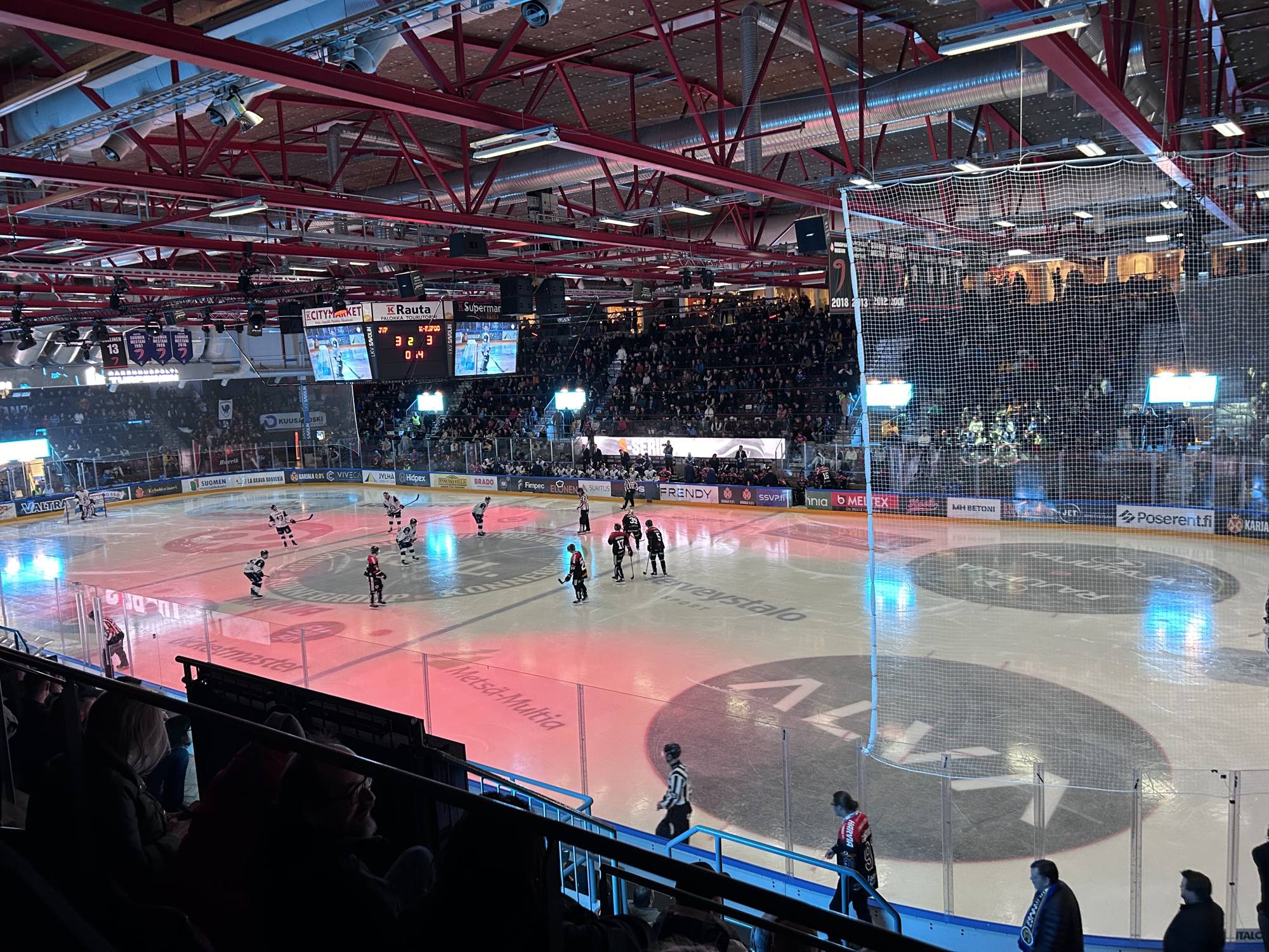 <p>Great atmosphere at the ice hockey match of the local first division team JYP © Albertini/Bruckner</p>