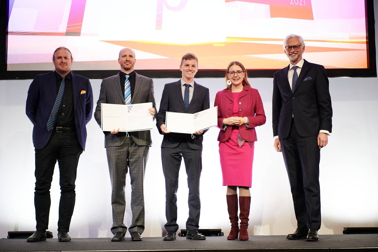 <p>From left to right: Werner Stadlmayr (Head of the Department of Environmental, Process and Energy Engineering), Florian Fuchs, Florian Entleitner (Founder LAMBDA Wärmepumpen GmbH), Margarete Schramböck (Federal Minister for Digitalization and Business Location) Michael Strugl (Chairman of the Board VERBUND AG); Foto: Austria Wirtschaftsservice GmbH/APA-Fotoservice/Hörmandinger</p><p><em> </em></p>