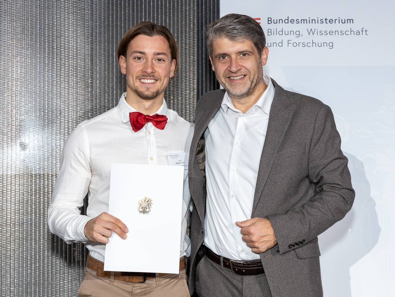 <p>Alexander Dumfort, hauptberuflich Lehrender im Studiengang und Betreuer der Masterarbeit, reiste nach Wien, um Lukas Krane zu seiner Leistung zu gratulieren. BMBWF/Martin Lusser</p>