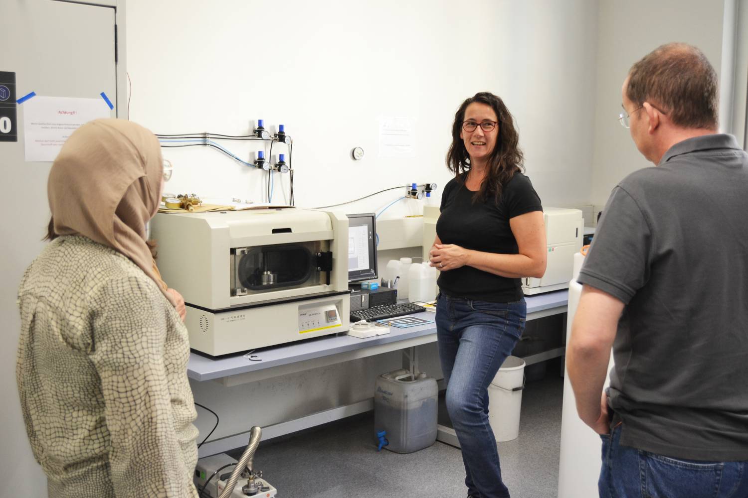 <p>The head of the JRZ, Angela Hofmann, gave a tour of the laboratories at MCI. Photo: MCI Niederseer  </p>