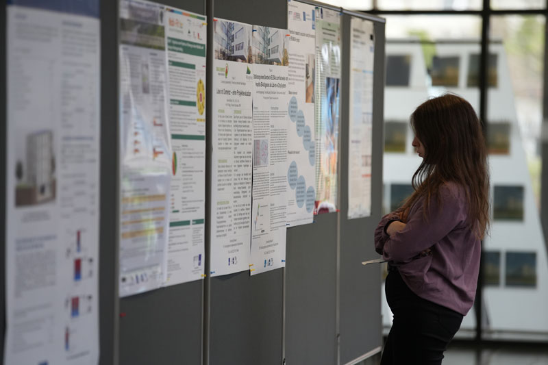 <p>Studierende des MCI-Programms Umwelt-, Verfahrens- und Energietechnik stellten auf der Konferenz ihr Poster vor. Foto: Steffen Acosta</p>