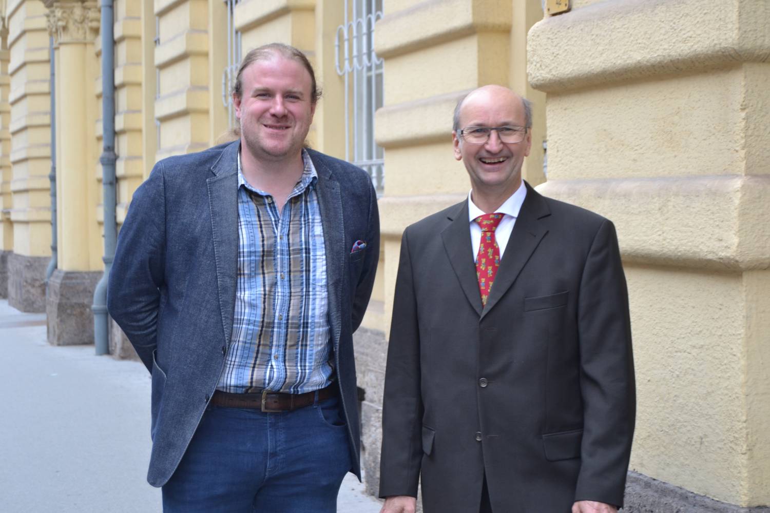 <p>Werner Stadlmayr, head of the department with guest lecturer Gerd Schauer. Picture: MCI Niederseer</p>