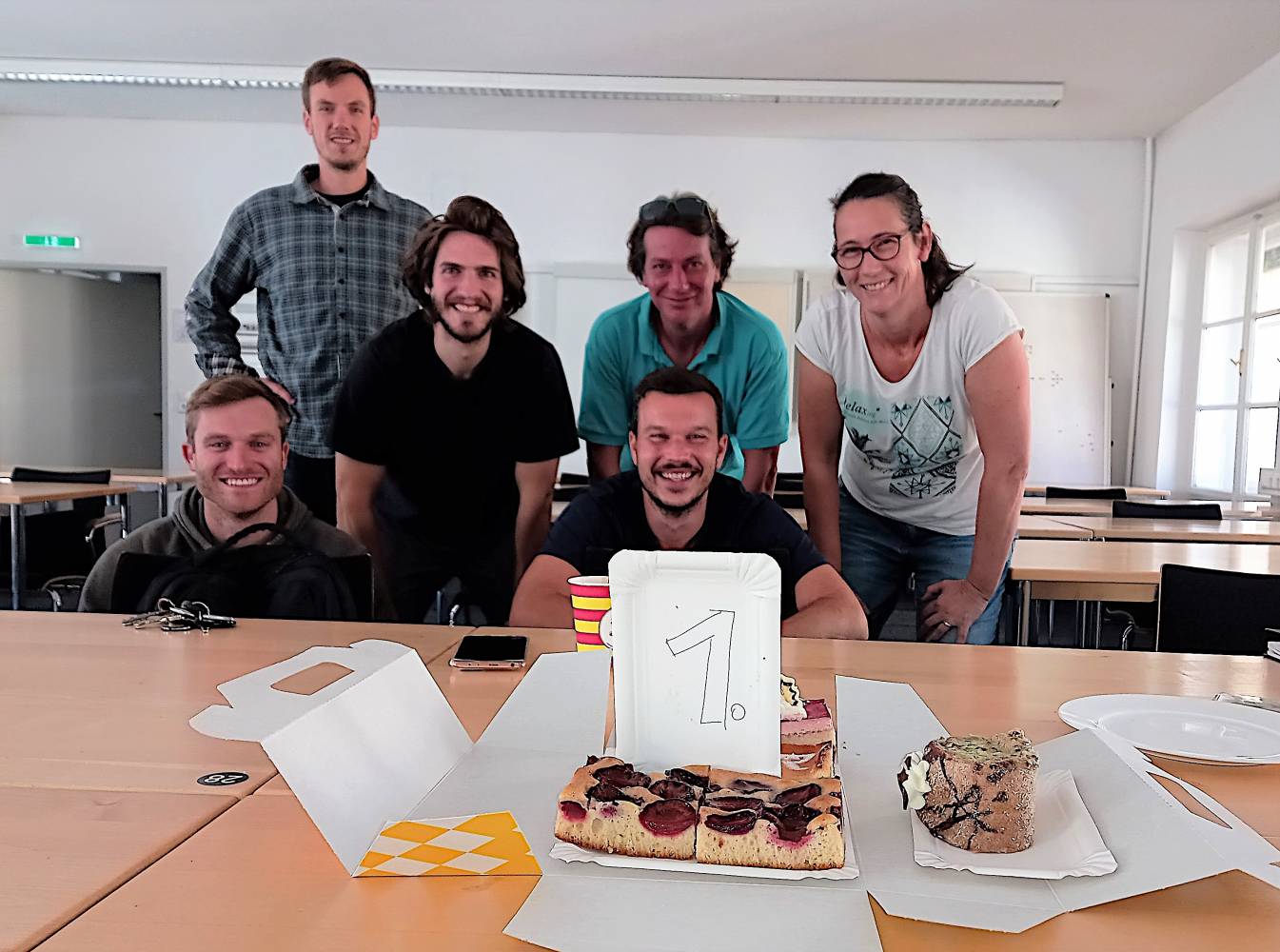 <p>The employees of the JRZ wish happy birthday. From left: Dominik Bosch, Jan Back, René Nußbaumer, Benjamin Hupfauf, David Weilguni, Angela Hofmann. Foto: MCI</p>