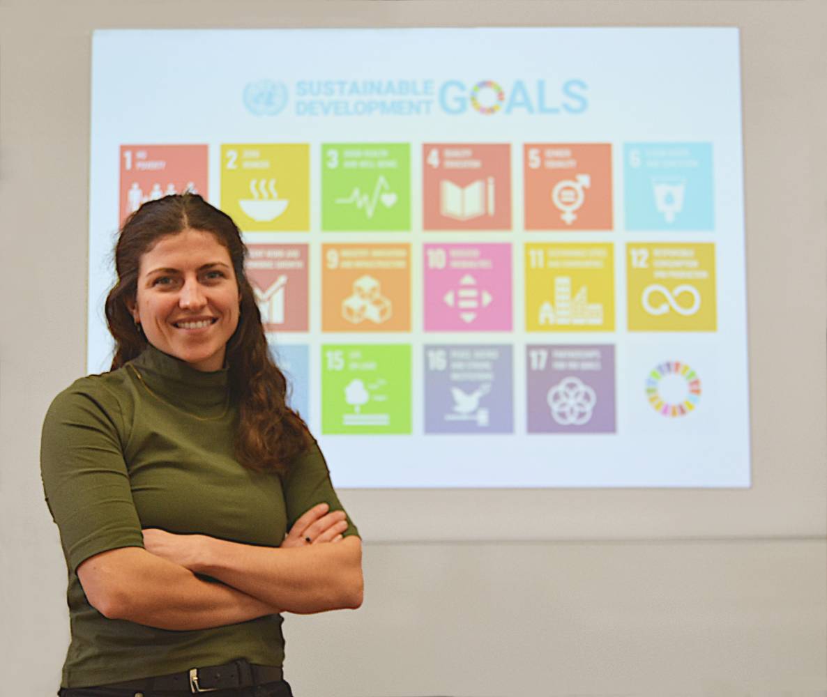 <p>Die wissenschaftliche Mitarbeiterin Nina Schaaf leitet die Eintrittsvorlesung der SDGs und ist Mitbegründerin der Idee diese im Studiengang zu verankern. © MCI/Niederseer</p>