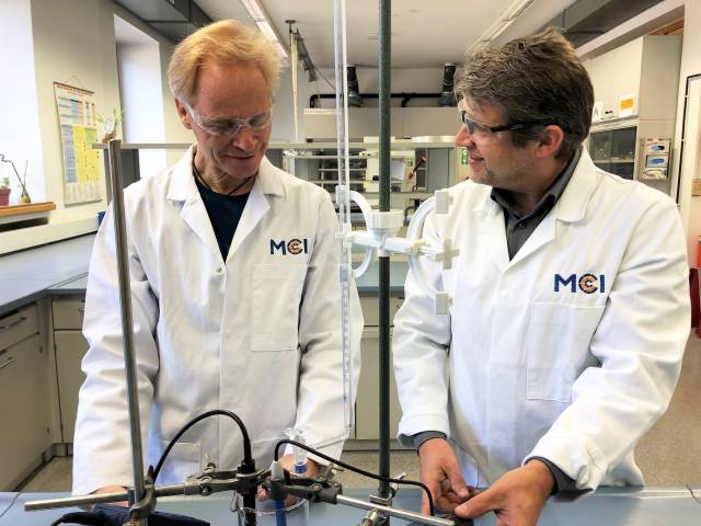 <p>Manfred Aigner and Alexander Dumfort thoroughly check heating systems; Foto: MCI</p>