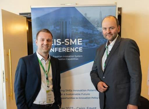 <p>Professor Oliver Som und Lucas Huter bei der Abschlusskonferenz des MEIS-SME Projekts © Nile University Cairo</p>