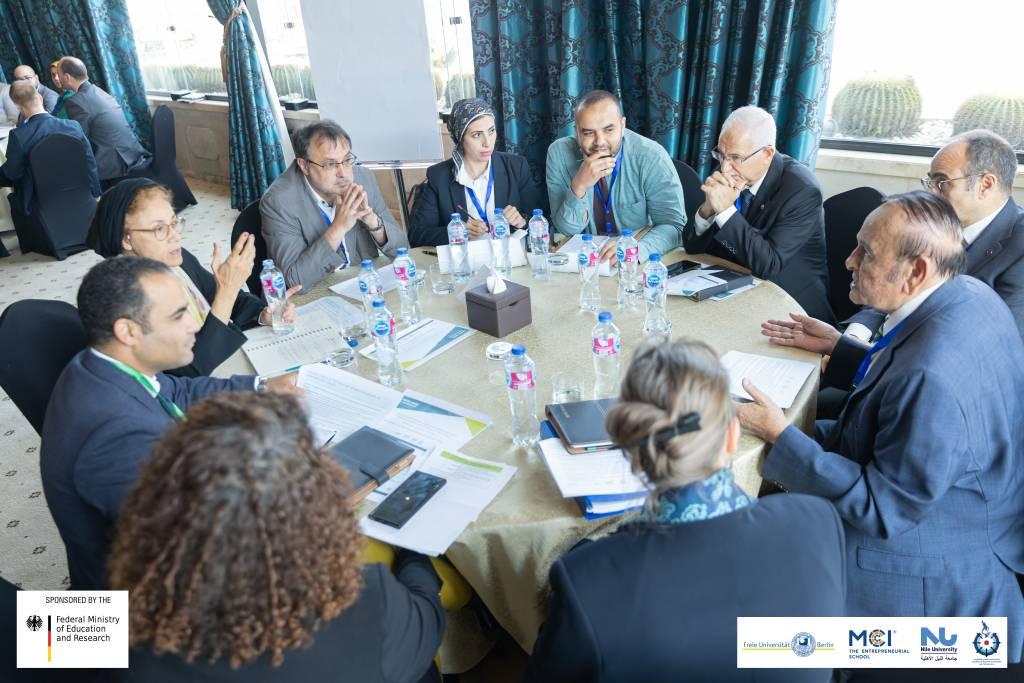 <p>Konstruktive und aktive Diskussionen, um Wege zur Stärkung der Innovationsfähigkeit der ägyptischen KMUs zu erörtern © Nile University Cairo</p>