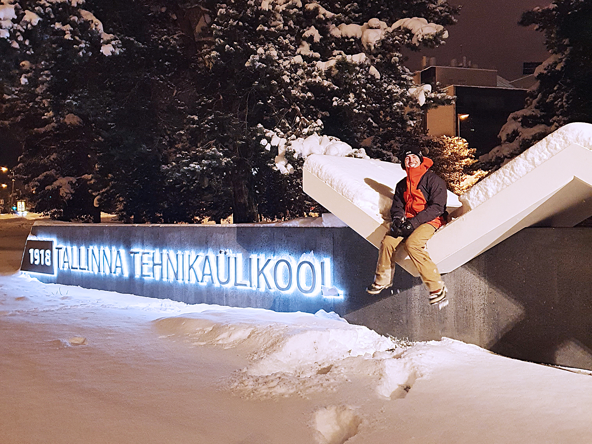 <p>Dezember in Tallinn: Luca vor der Tallinn University of Technology © Luca Beran</p>