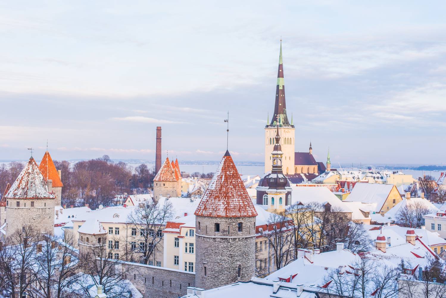 <p><em>Altstadt von Tallinn vor der Ostsee © Ilya Orehov by Unsplash</em></p>