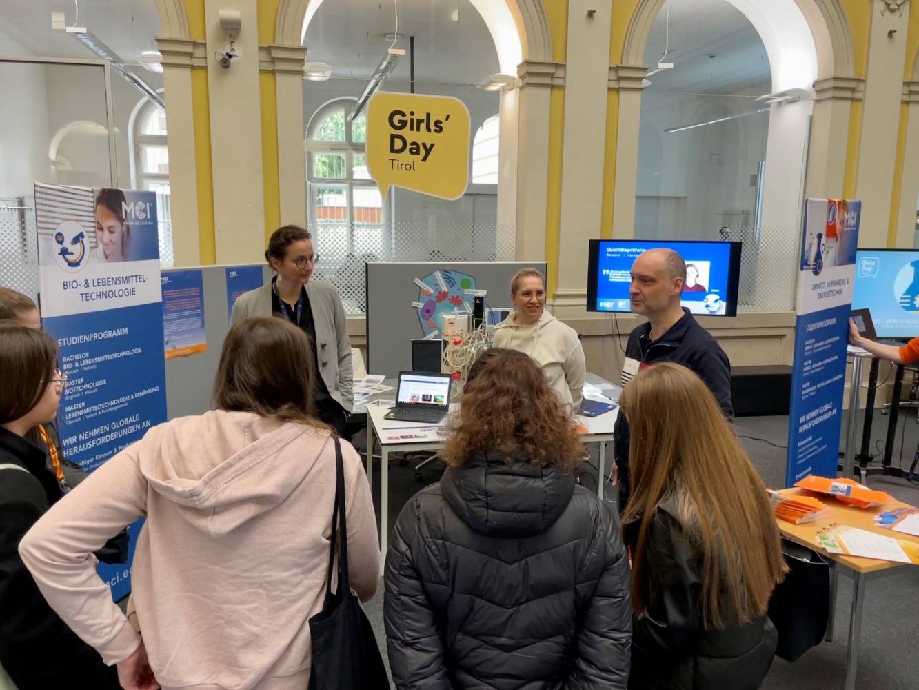 <p>Die Schülerinnen gingen bei der Station Bio-& Lebensmitteltechnologie der Frage nach „Wie wird Brot analysiert?“ Foto: ©MCI</p>