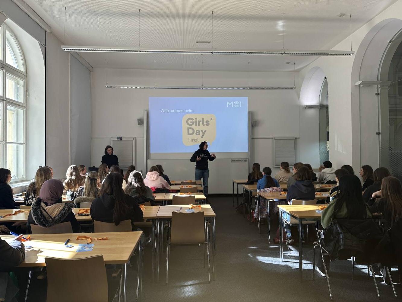 <p>Girls‘ Day Welcome and introduction into the program by Prof. Katrin Bach. ©MCI</p>