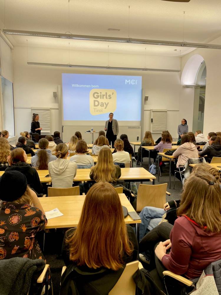 <p>Girls‘ Day Welcome and introduction into the program by Prof. Katrin Bach. photo: © MCI</p>