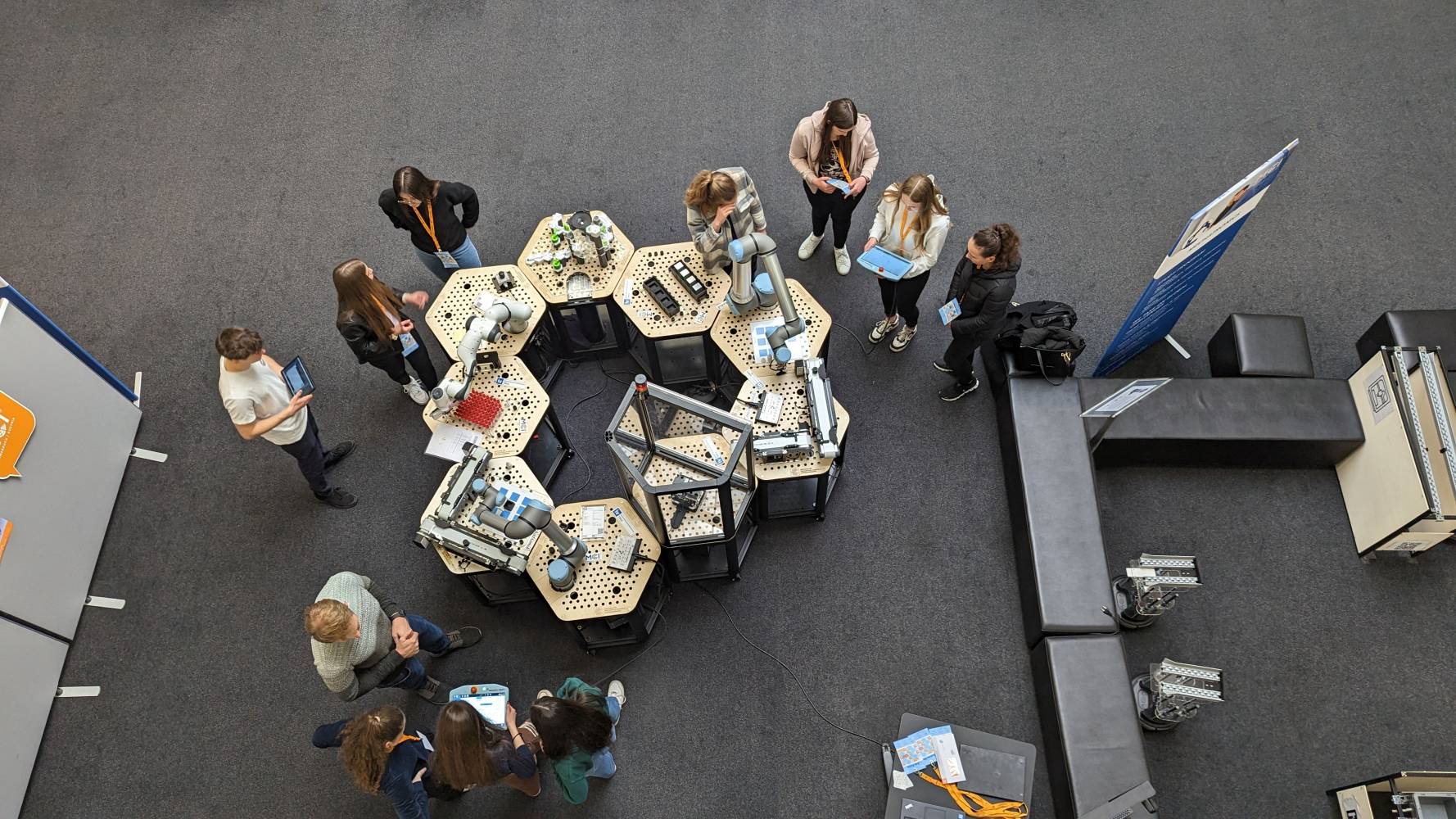 <p>Erstes Kennenlernen von Robotersystemen bei der Station des Studienganges Mechatronik, Design & Innovation. Foto: ©MCI</p>