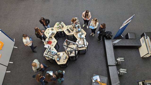 <p>Getting to know robotic systems for the first time at the Mechatronics, Design & Innovation program station. photo: ©MCI</p>