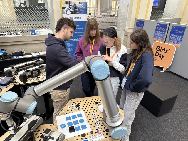 <p>Erstes Kennenlernen von Robotersystemen bei der Station des Studienganges Mechatronik, Design & Innovation. ©MCI</p>