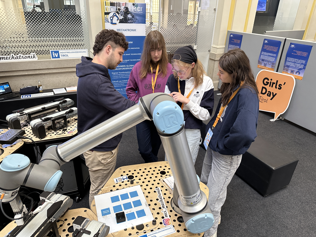 <p>Getting to know robotic systems for the first time at the Mechatronics, Design & Innovation program station.©MCI</p>