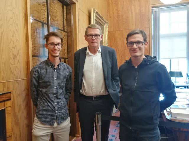 <p>Besuch des finnischen Parlaments am Tag der offenen Tür. Foto mit dem aktuellen 